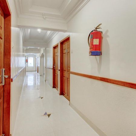Treebo Cruz Royale Santacruz West Hotel Mumbai Bagian luar foto