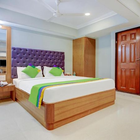 Treebo Cruz Royale Santacruz West Hotel Mumbai Bagian luar foto