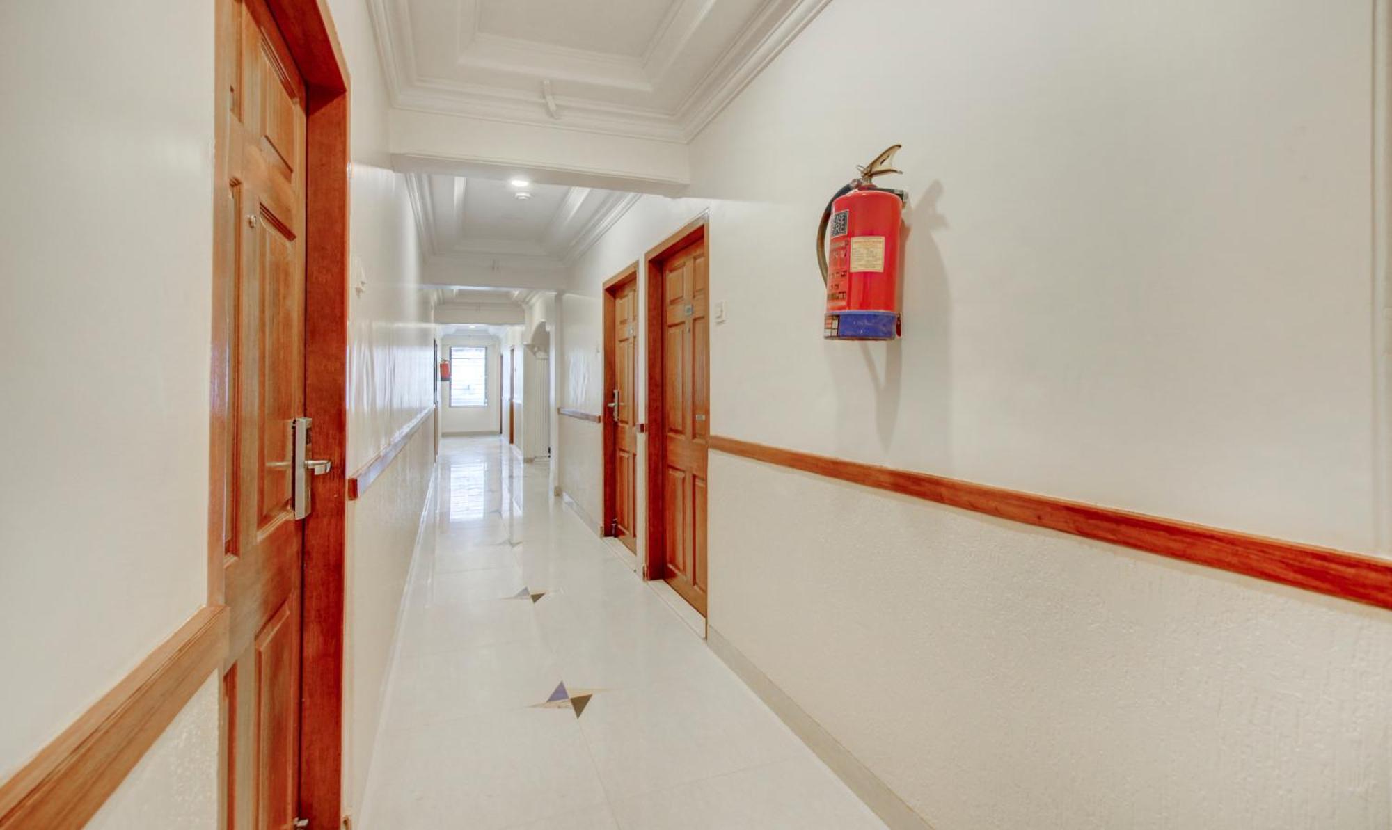 Treebo Cruz Royale Santacruz West Hotel Mumbai Bagian luar foto