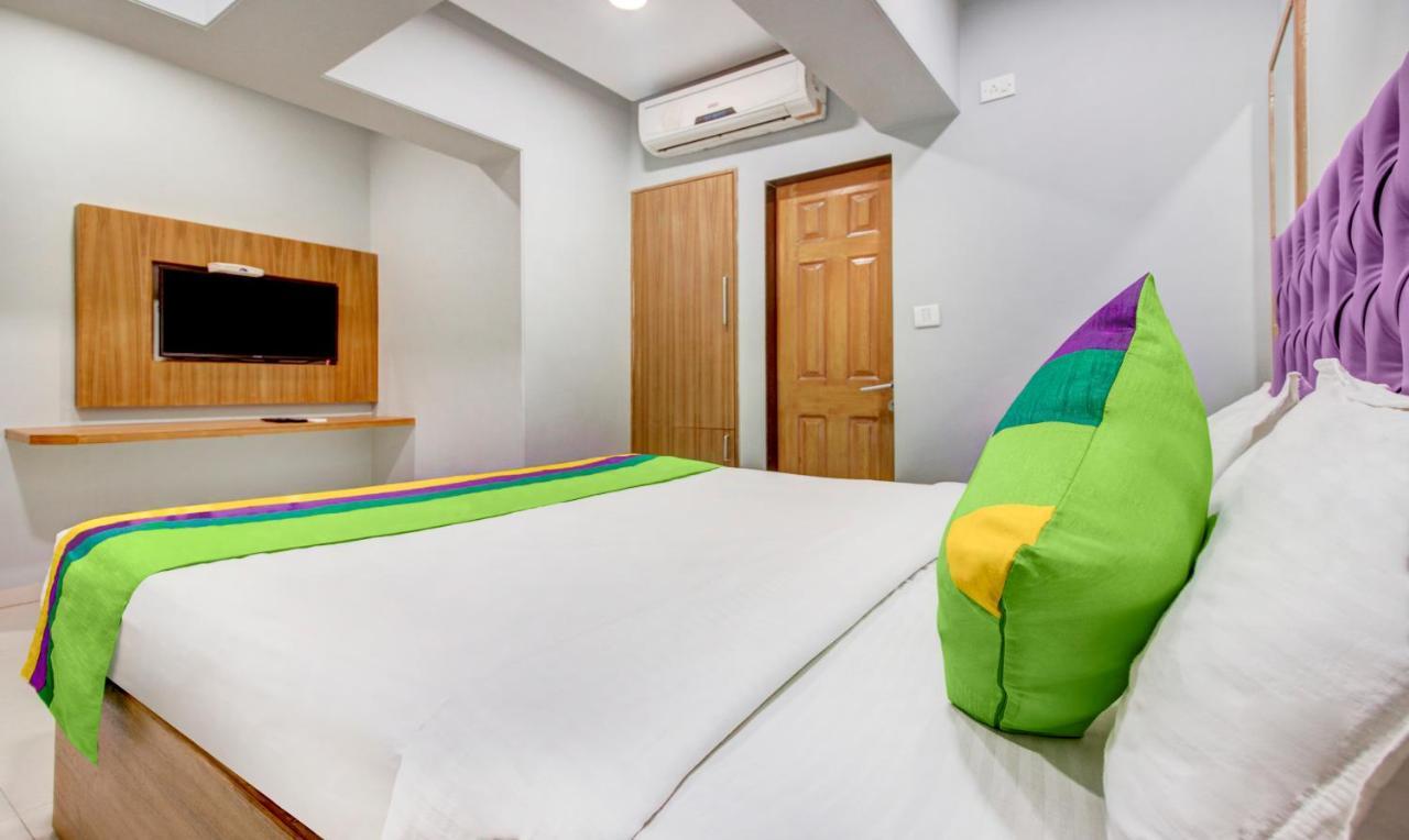 Treebo Cruz Royale Santacruz West Hotel Mumbai Bagian luar foto