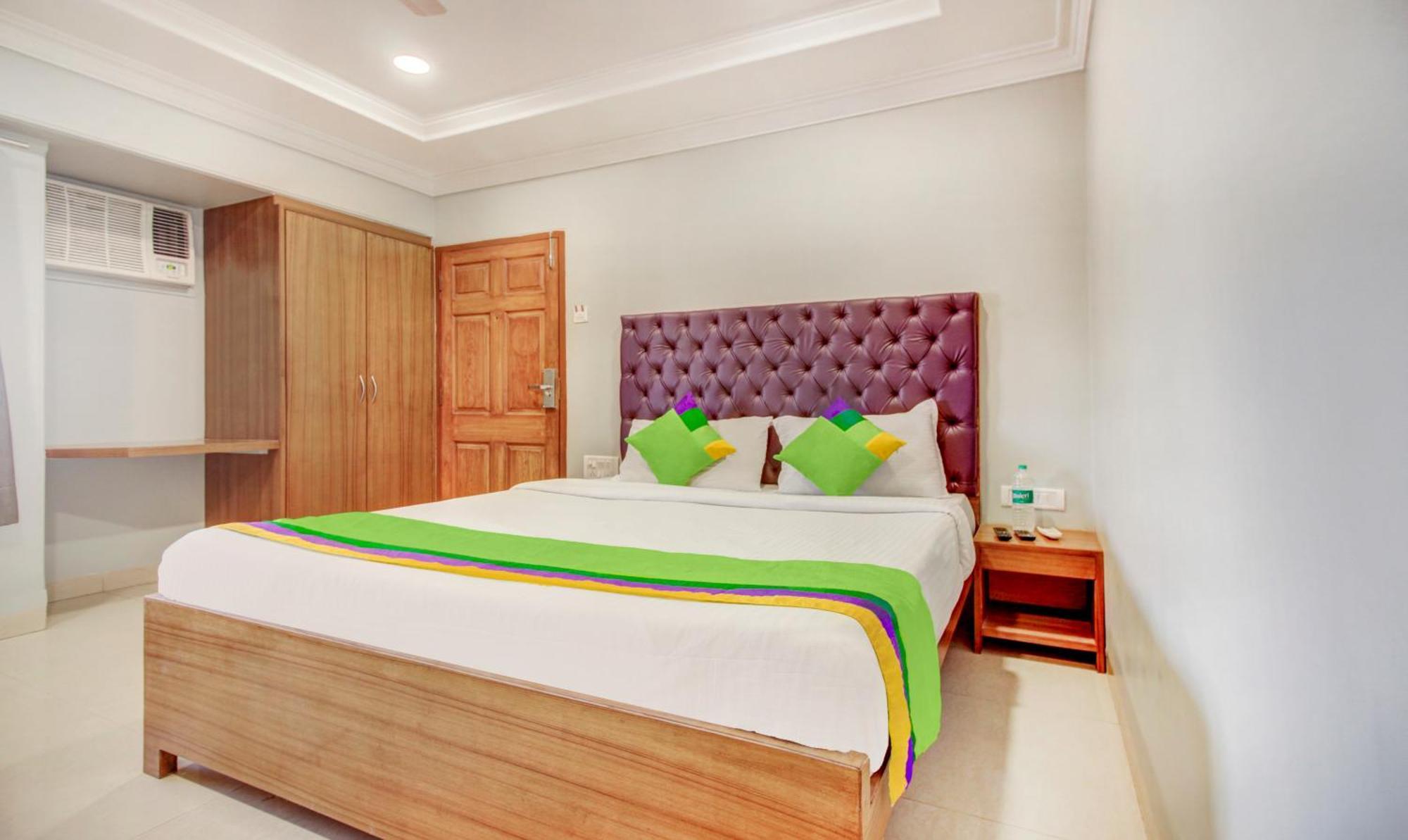 Treebo Cruz Royale Santacruz West Hotel Mumbai Bagian luar foto