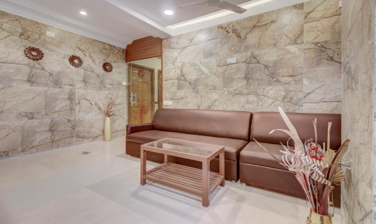 Treebo Cruz Royale Santacruz West Hotel Mumbai Bagian luar foto