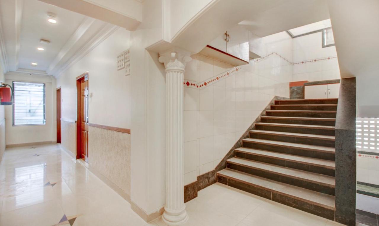 Treebo Cruz Royale Santacruz West Hotel Mumbai Bagian luar foto