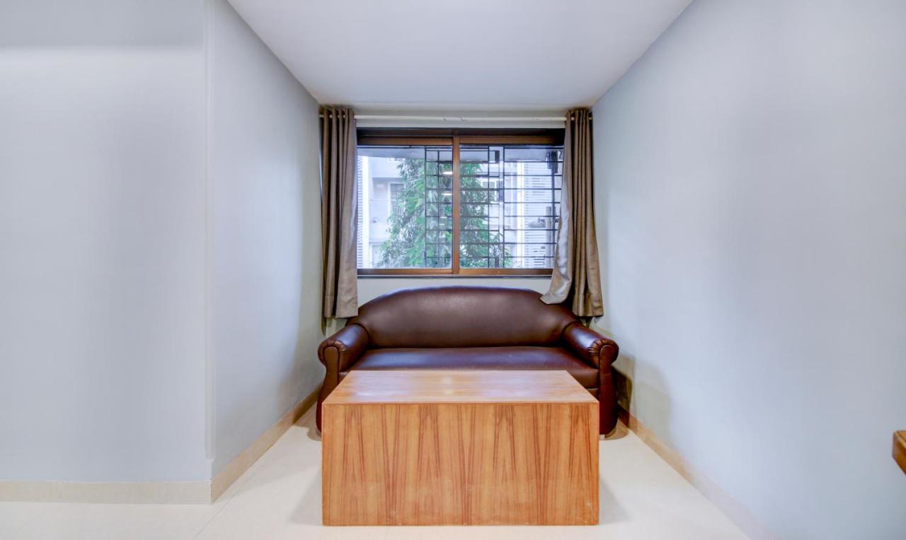 Treebo Cruz Royale Santacruz West Hotel Mumbai Bagian luar foto