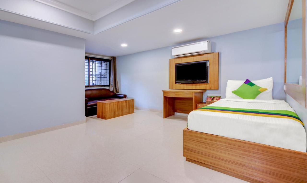Treebo Cruz Royale Santacruz West Hotel Mumbai Bagian luar foto