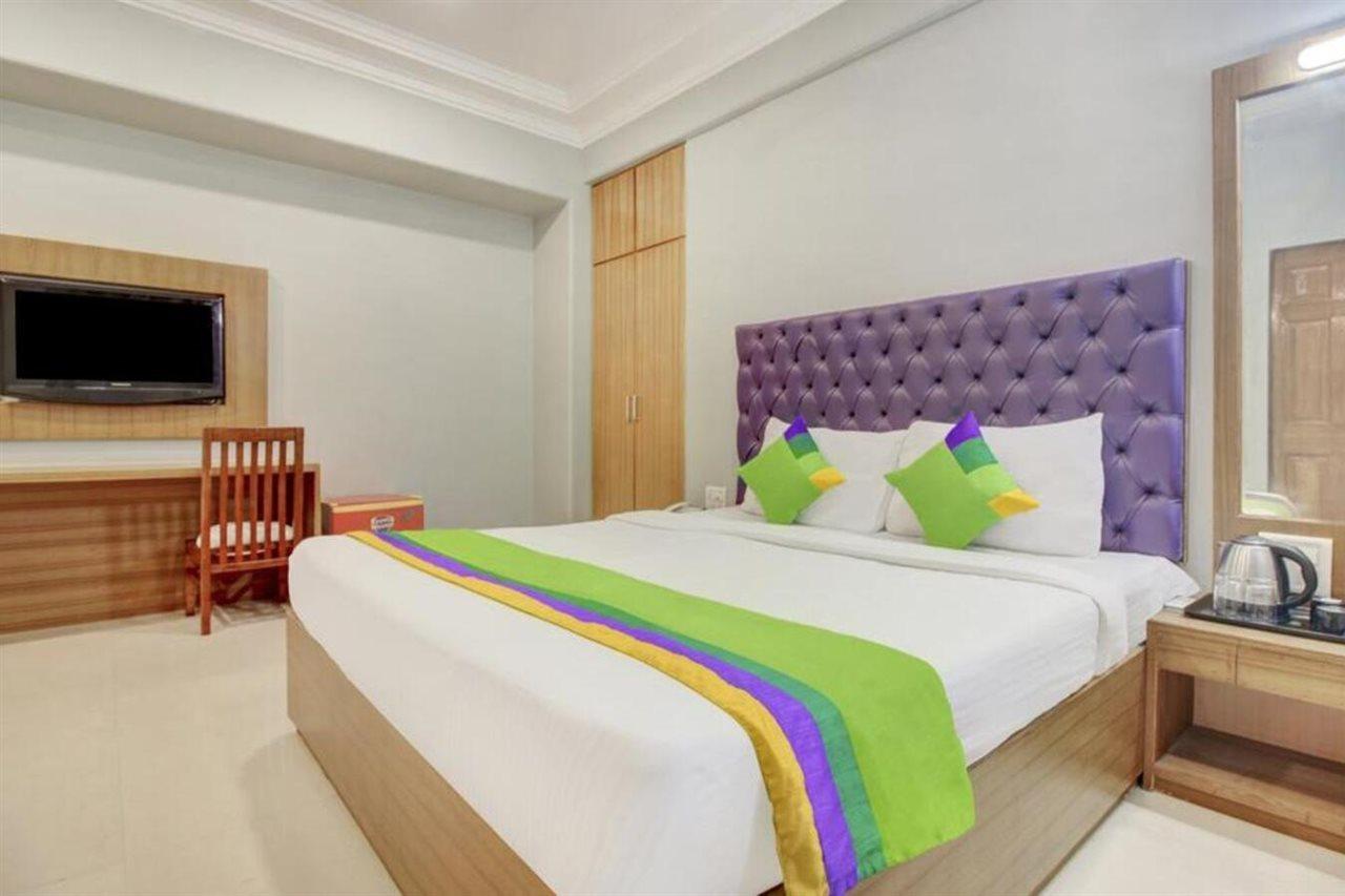 Treebo Cruz Royale Santacruz West Hotel Mumbai Bagian luar foto