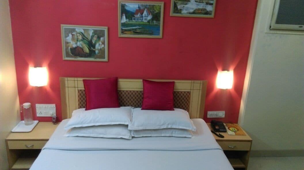 Treebo Cruz Royale Santacruz West Hotel Mumbai Bagian luar foto