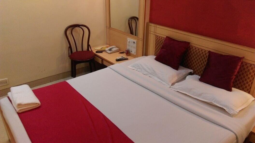 Treebo Cruz Royale Santacruz West Hotel Mumbai Bagian luar foto