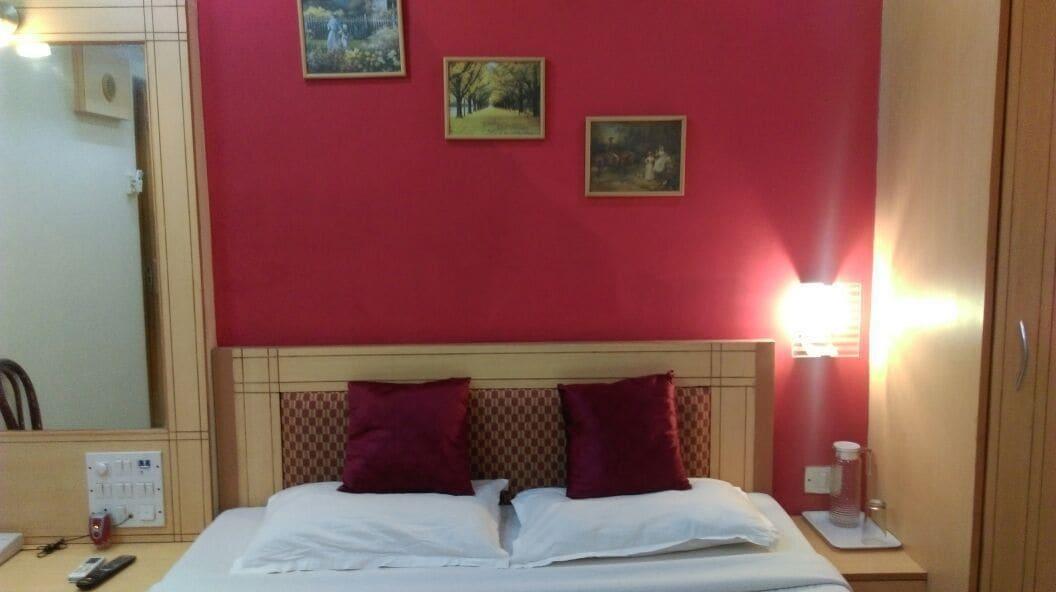 Treebo Cruz Royale Santacruz West Hotel Mumbai Bagian luar foto