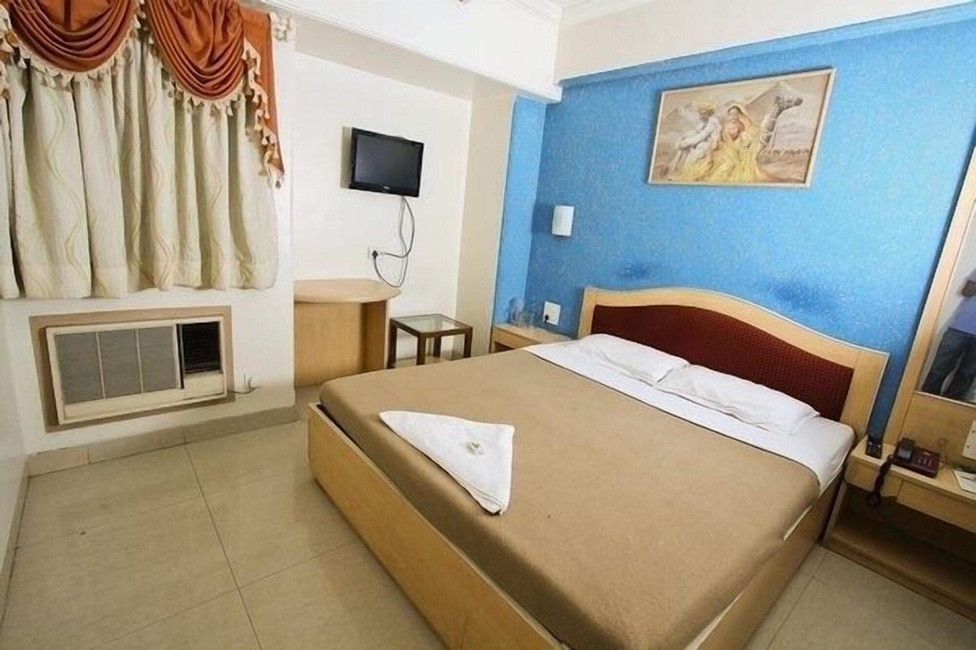 Treebo Cruz Royale Santacruz West Hotel Mumbai Bagian luar foto