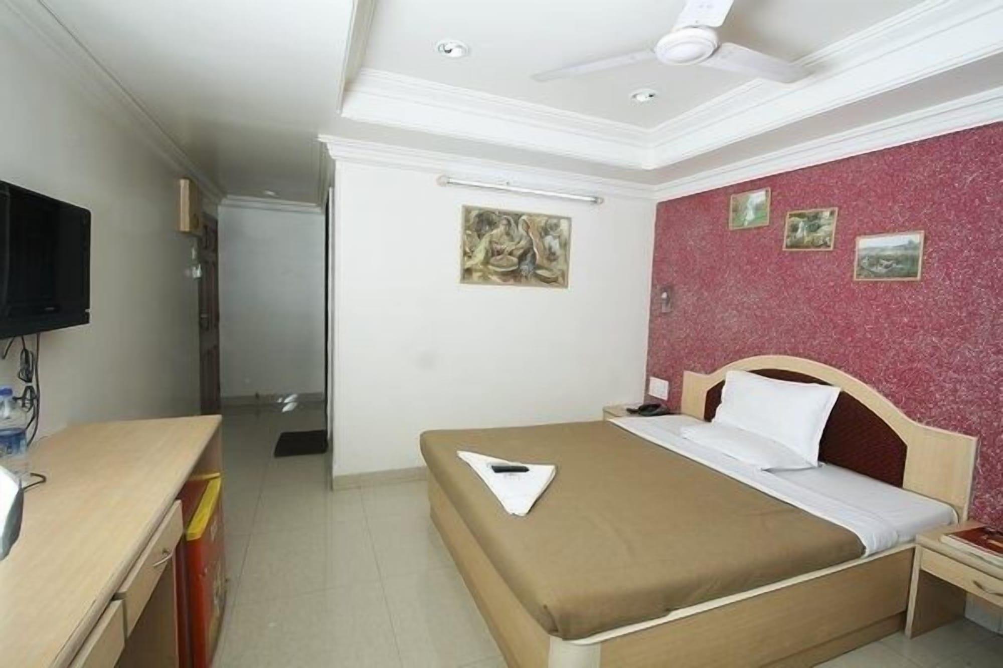 Treebo Cruz Royale Santacruz West Hotel Mumbai Bagian luar foto